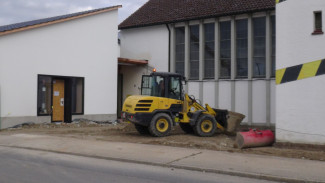 Radlader vor der Kirche