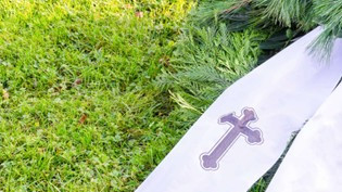 Kreuz auf Band 