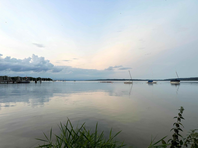 Bild eines weiten Sees mit Boten