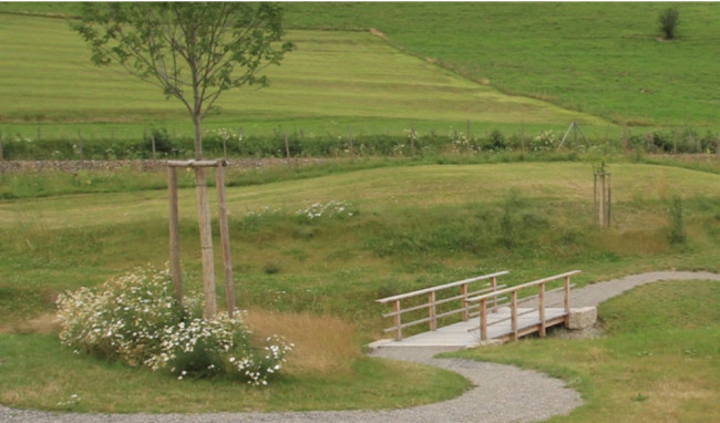Fußweg mit Baum und Brücke